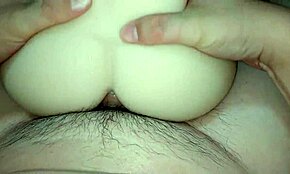 Bawię się śnieżnobiałą dupą mojej dziewczyny w łóżku