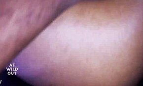 Iso kyrpä kohtaa erittäin tuhman tytön povissa