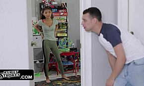 Apró ázsiai csaj lovagol óriás faszra