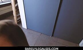 Tini mostohatestvér Layla London bemutatja természetes cicijét fantázia környezetben