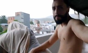 Hej, chceš vidieť verejný sex na balkóne s majiteľom bytu počas dažďa?