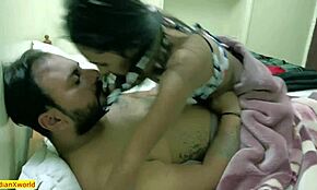 Hei, haluutko nähdä tämän intialaisen teinin 18+ anelevan lisää kuumaa kotivideota?