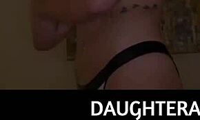 Blond Jessica Jones smelter stedfar med en dampende blowjob