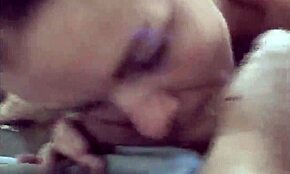 כלבה בהריון מכוערת נותנת מציצה בחוץ