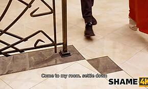 Shame4k brunetka złodziejka ujawnia owłosiony sekret w kuchni