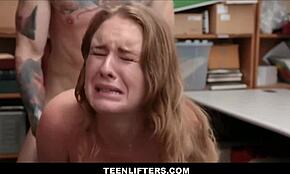 واو، انظر إلى هذا! لصة بلوند ديزي ستون بمؤخرة جميلة تُمارس الجنس بقوة من قبل الحارس في لقاء مجنون.