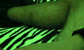 Namazaná MILF rukou dostává ho tvrdého