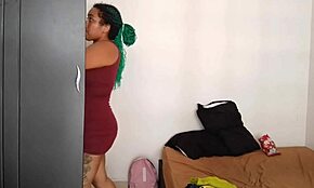 se stifmors kæmpe røv mens hun rengør, onaner