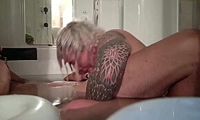 Joder, chupando polla y follando a lo perrito en el jacuzzi