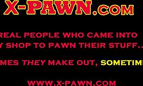 Skrita kamera ujame medicinsko sestro, ki sesa velik kurca