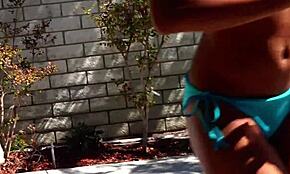 хей, гледай тази ебони красавица приема огромен заряд от Принс Яшуа!