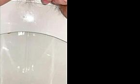 Vitajte v mojom chlpatom toaletnom denníku - mladá 18+ dievčina močí s močom stekajúcim po stehnách