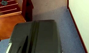 Mačeha obišče pastorka v hotelu in konča z intenzivnim seksom