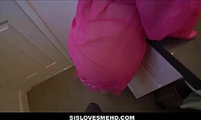 Mladá blondínka dospelá tajne ráno v kúpeľni rýchly sex s nevlastným bratom.