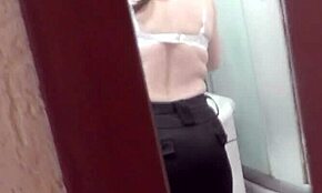 POV Nevlastní syn špehuje nevlastní mámu ve sprše s mokrou píčou a velkými prsy