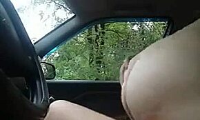 Bekijk deze Russische meid neuken in de auto!