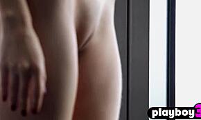 Forró fiatal modell Yana West meztelenre vetkőzik, hogy megmutassa káprázatos kis testét