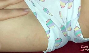 แกล้งเล่นกับน้องเลี้ยงสเปนที่มาเยี่ยม แอบลูบใต้ผ้าห่มตอนกลางคืน