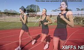 남자가 야생 액션에서 젖은 타이트한 보지들 잔뜩 즐겨