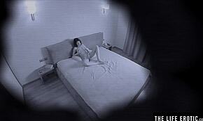 Ogleduj to sladko mlado, kako se sleče in se močno samozadovoljuje