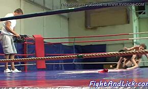 Lasky liżące cipki bawią się zabawkami na ringu bokserskim