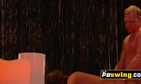 Szexi barna csaj lovagol több farkon vad orgiában