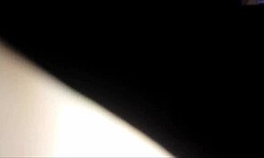 فتاة آسيوية هاوية حلوة تستمتع بالنيك الشديد في كسها