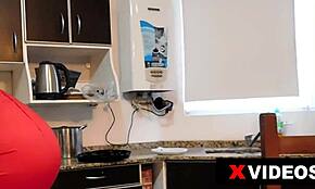 Madrastra e hijastro charlan antes de acción anal salvaje