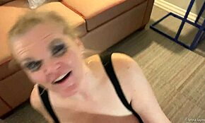 No puedo creer lo bien que Jenna Jaymes me chupa la polla con collar y cadena en 1080p