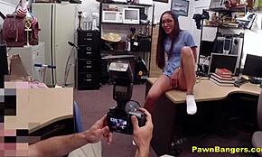 性感小护士藏内裤换钱