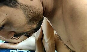 야, 우리 좀 봐봐! 섹시한 의자매랑 의형제가 집에서 격렬한 3P 섹스해!