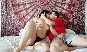 قبلات على صدر طبيعي مع جلسة تحريك يد ساخنة