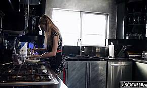 Brunette wordt gerubd door kamergenoot zijn vriendin en spuit overal 😍💦