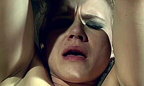 Hey, willst du diese geile Blondine gefesselt sehen? Ihr Meister peitscht ihre haarige Muschi wund!