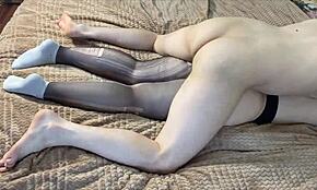 Follé a mi mejor amiga en el hostal llenando su coño apretado