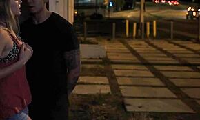 หญิงสาวรูปร่างเซ็กซี่ล่อใจด้วยเสน่ห์มิลฟ์และท่าทางกล้า