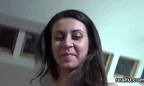 Атрактивна чешка котка дразнена в супермаркет за POV екшън