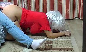 계모가 무릎 꿇으면, 엉덩이 완벽하게 곡선져 애널에 딱