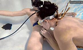 Eva Sasalka ile su altı grup seks