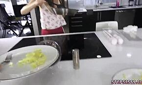 집에서 만든 블로우잡이 야생 가족 경쟁으로 터지네, XXX 친구 게임에서 누가 이금기 대회 이기냐?