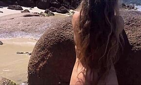 Mlada žena naga na plaži želi biti dominirana z močjo. Prava amaterska kurba na Xvideos Red!