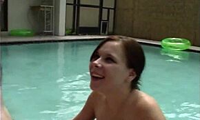 Stedbror og søster sprøjter rundt i familiens pool, har det sjovt sammen.