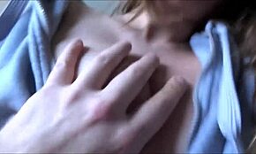 Латиноамериканската тийнейджърка Емили Стар гълта сперма преди работа, уау! 😍