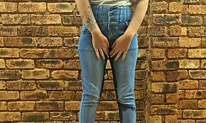 Tatuoitu huora pissaa kaikkialle, alasti tai pukeutuneena, sisällä ja ulkona villissä kokoelmavideossa!