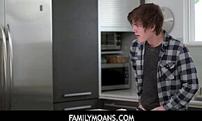 सौतेली माँ पेनी बार्बर ने टायलर क्रूज को पैसे के साथ पकड़ा और रफ सेक्स में जॉइन किया