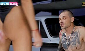 Болгарская MILF Диана Габровска изменяет с двумя парнями рогоносцу мужу