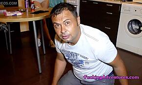 Actores limpiando y riendo detrás de escena en un momento casual backstage