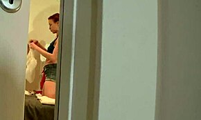 Rapaz seduz colegas de quarto ruivas selvagens para ação grupal quente. Suas brincadeiras viram hardcore rápido.