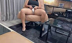 Hey, ¿puedes creer que estoy grabando bajo la falda de mi madrastra sin que se dé cuenta?