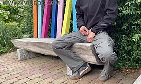 Хей, тази секси милф ми позволи да свърша на пейка в парка, диво!